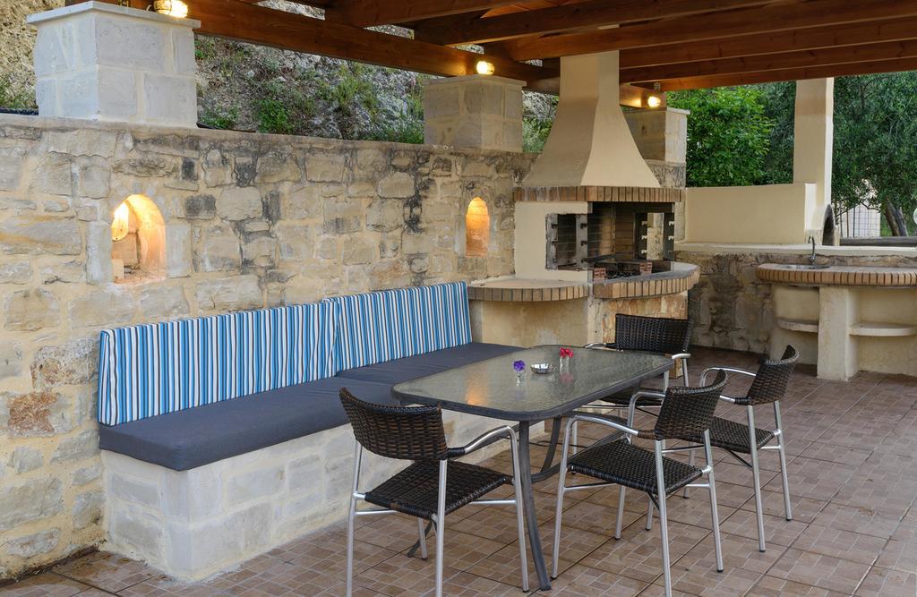 Villa Laga With Pool, 300M To Taverns, Childrens Area, Bbq! Kirianna Ngoại thất bức ảnh